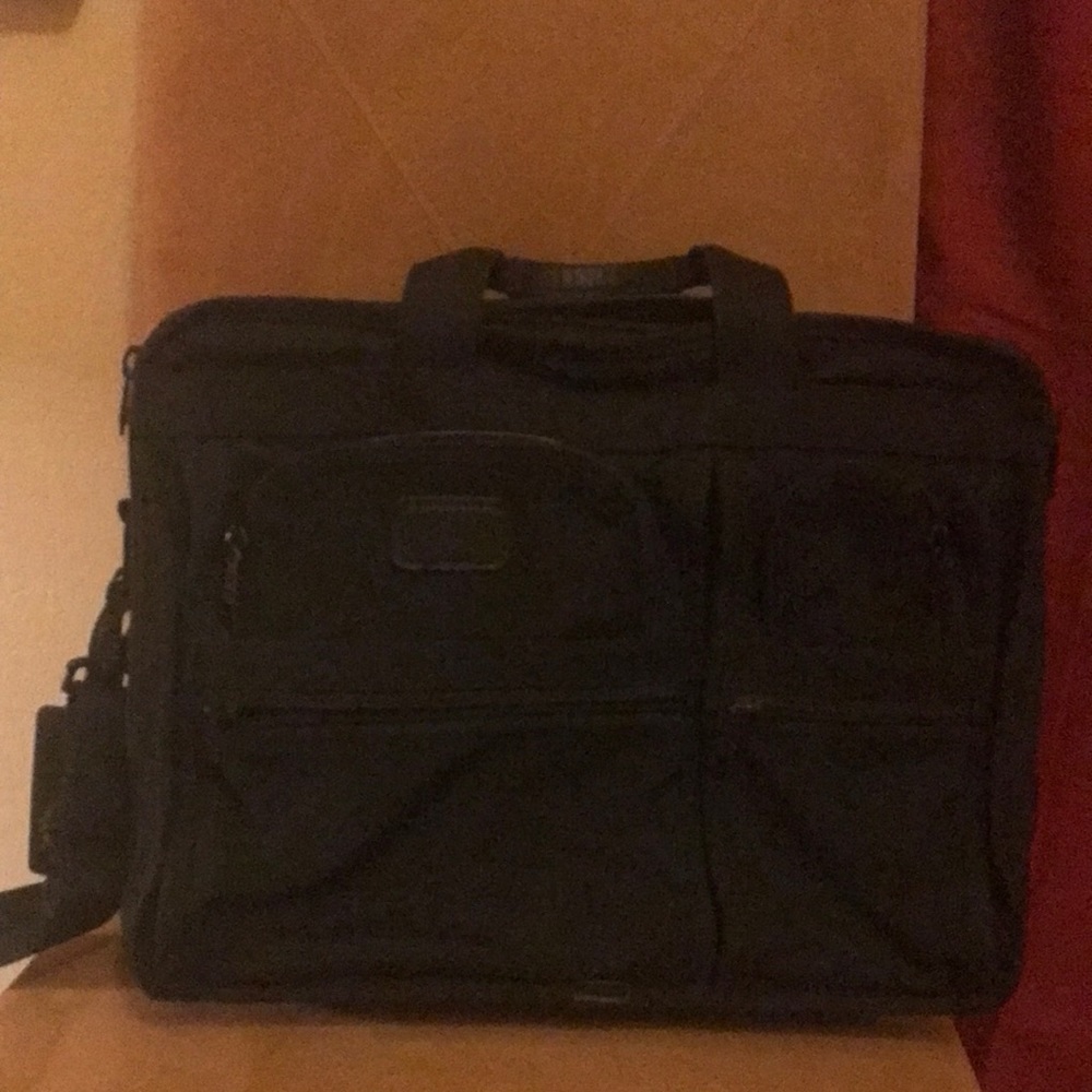 Tumi computer brief case.Used but excellent condBlack in color.Model is 2624D3 .
